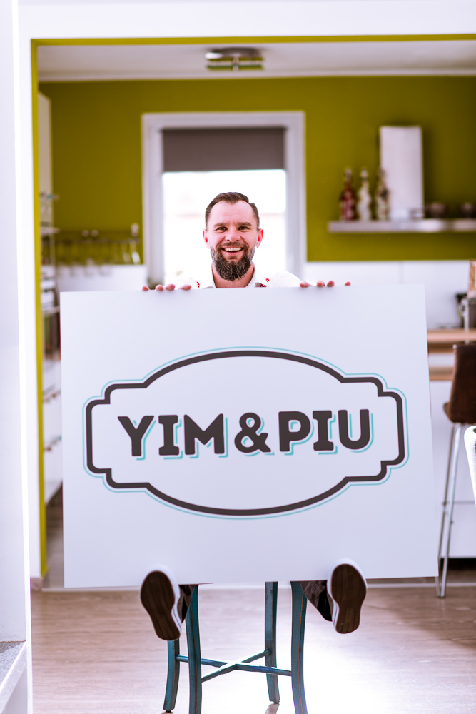 Logotyp Yim & Piu v retro stylu
